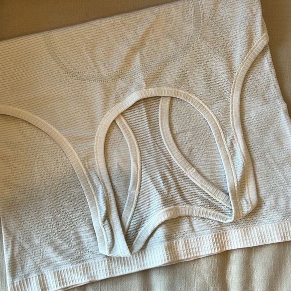 LULU white tank soft material - Picture 4 of 4